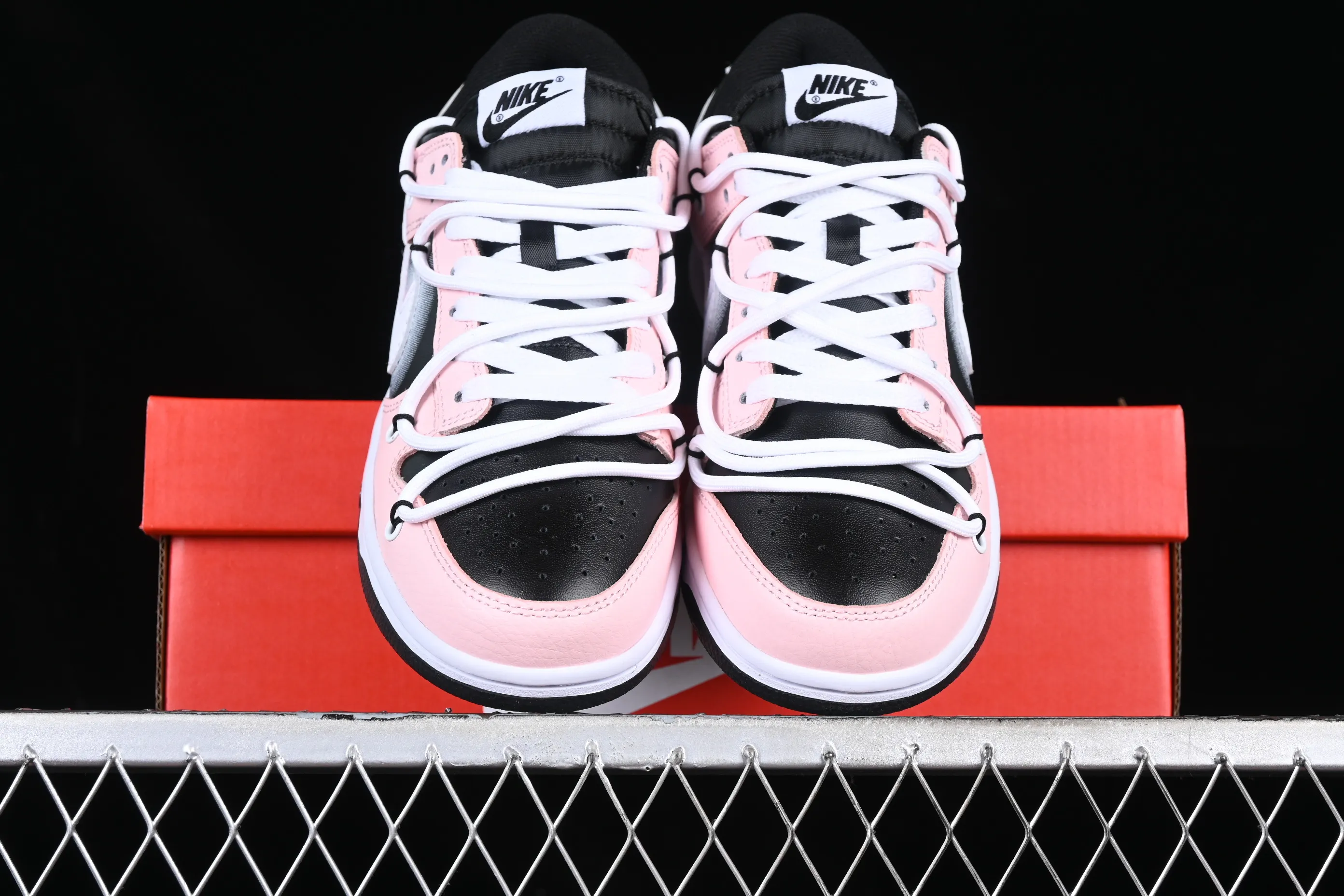 All Categories Nk SB Dunk Series Nk SB Dunk Low Low-top Sneakers Nk Dunk Low Reverse Barbie Black Pink SB Strappy Low-top Casual Sneakers FD1232-001